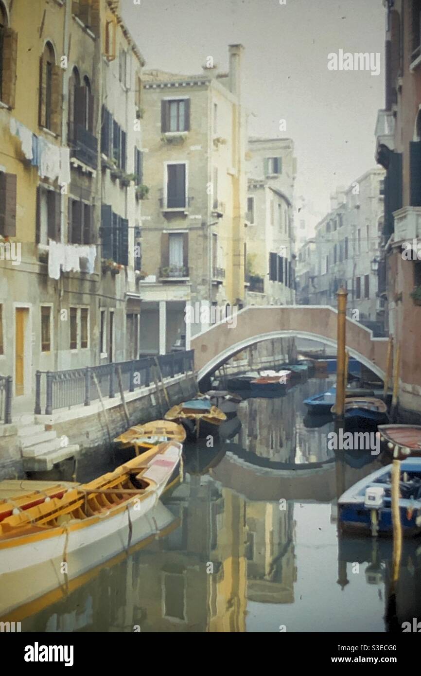 Un canale di ritorno a Venezia, Italia. - Immagine stock catturata con smartphone