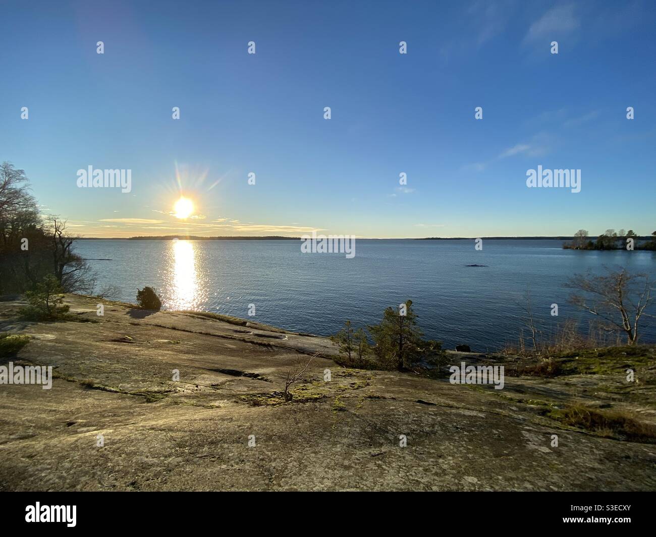 Tramonto alle 15:00 sul lago in Scandinavia durante l'inverno. Foto Stock