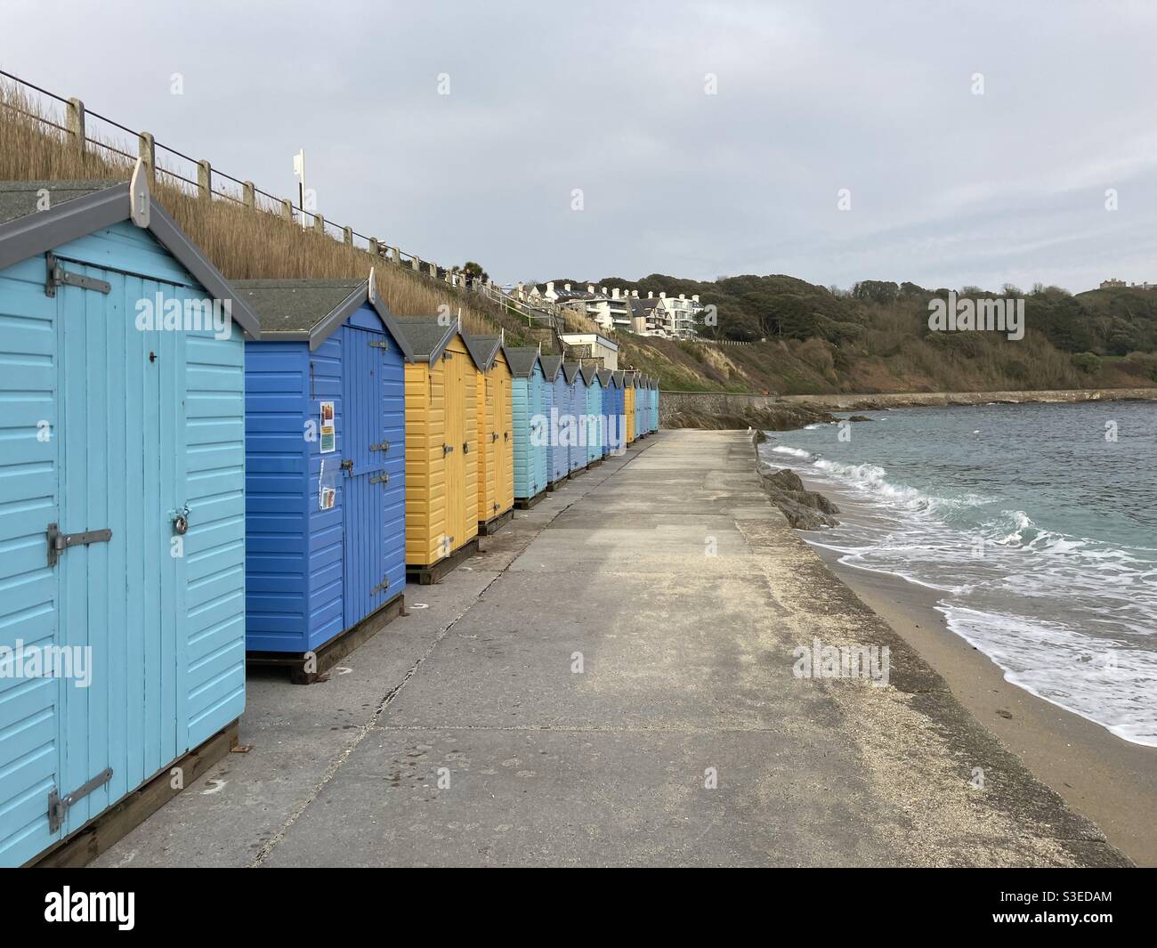 Capanne sulla spiaggia sul lungomare di Castle Beach, Falmouth, Regno Unito Foto Stock