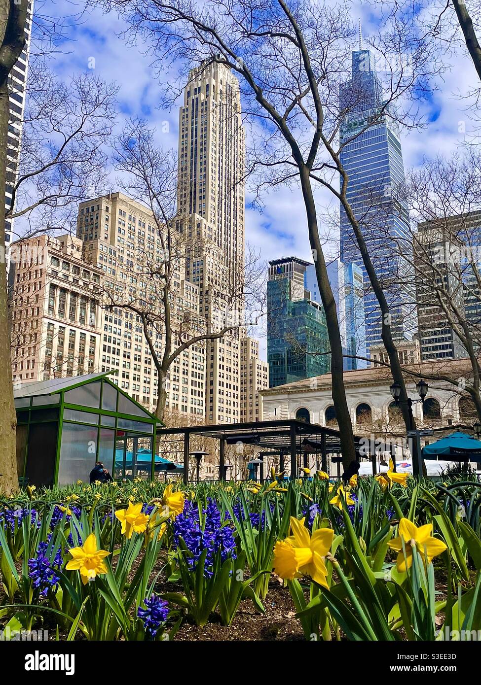 Inizio primavera a Bryant Park New York - Immagine stock catturata con smartphone