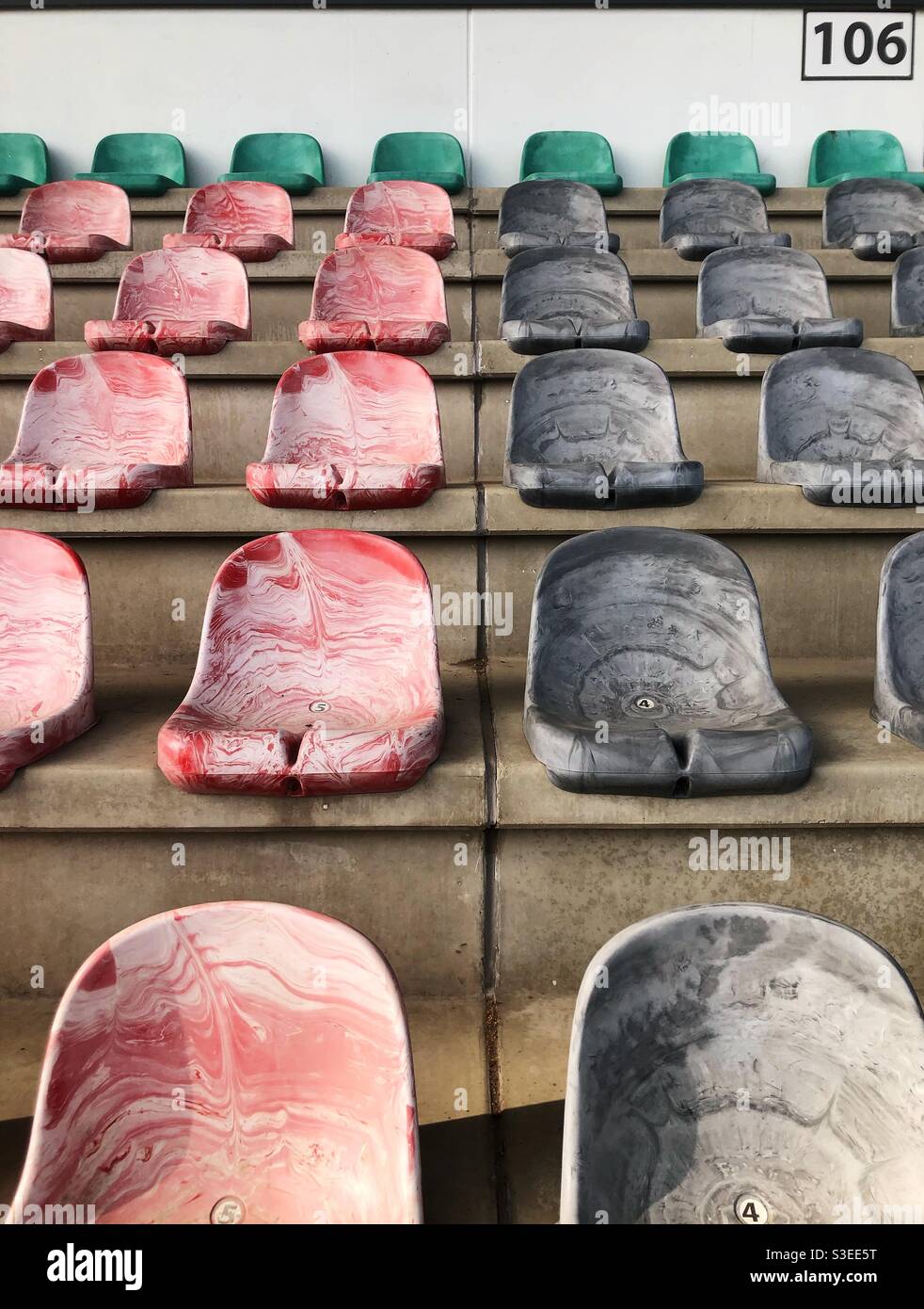 Posti vuoti in uno stadio di calcio - Immagine stock catturata con smartphone