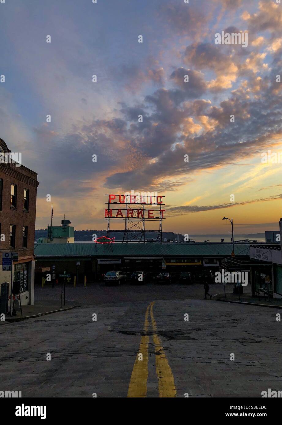 Seattle, USA 1 aprile 2021. Tramonto sul famoso mercato al neon Pike Place con un cielo spettacolare. Foto Stock