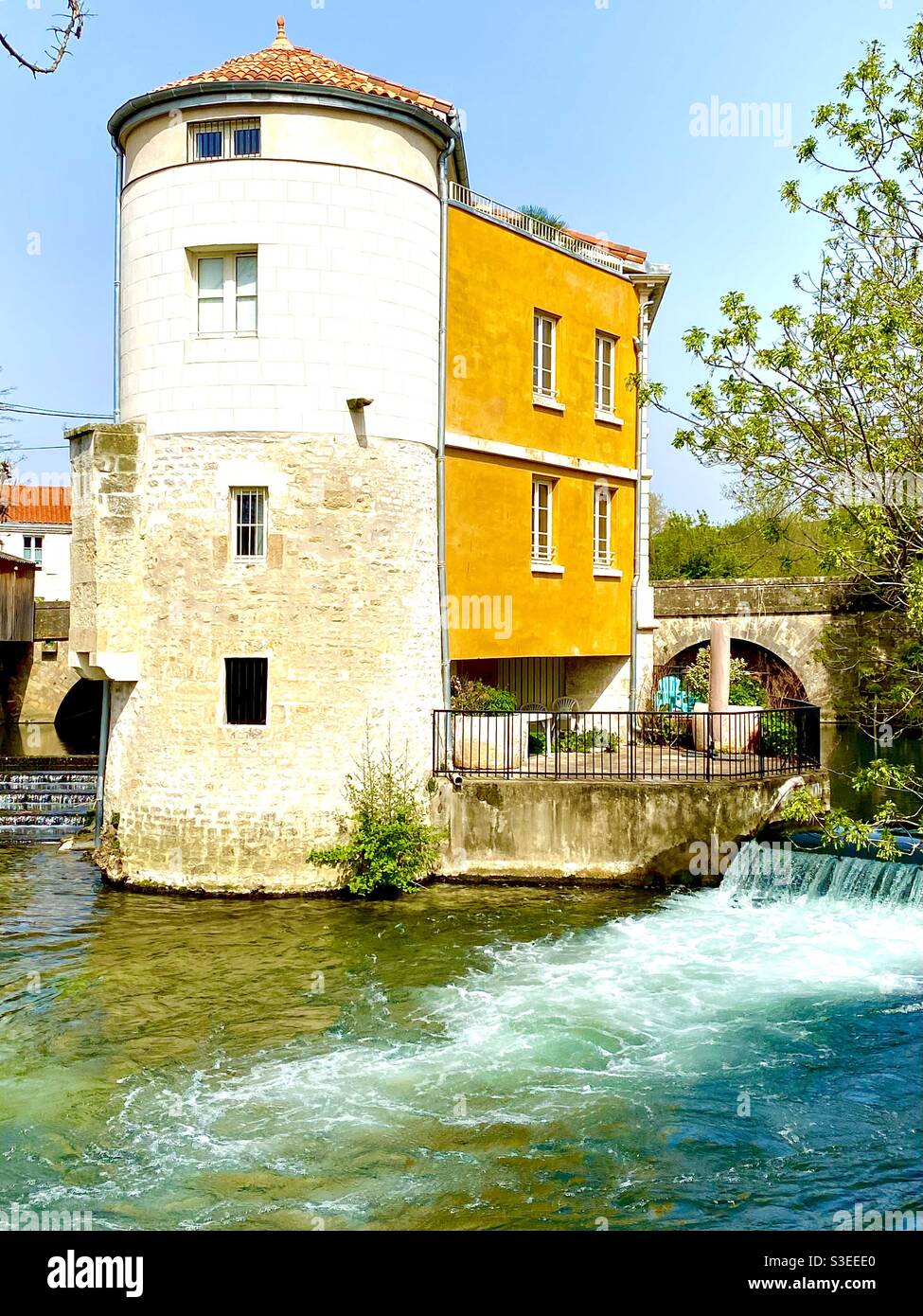 Hotel sul lungofiume nel centro di Niort, Francia - Immagine stock catturata con smartphone