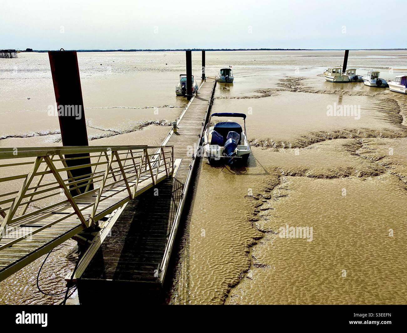 Fouras Charente Maritime France, porto con bassa marea - Immagine stock catturata con smartphone