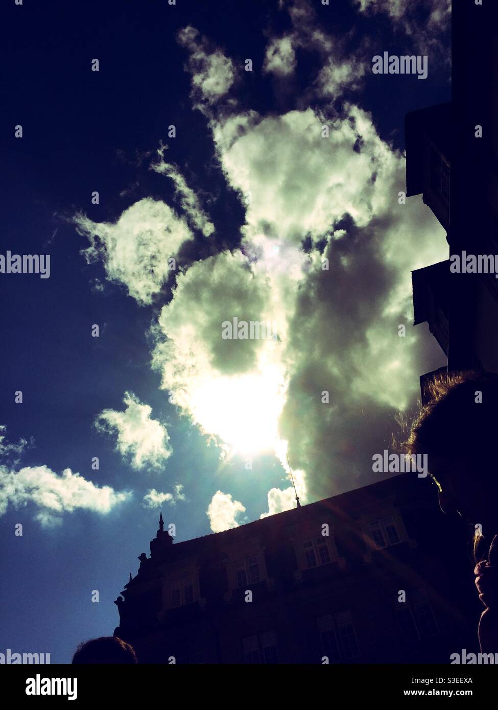 Cielo di Moody incorniciato dalla sagoma di un castello - Immagine stock catturata con smartphone