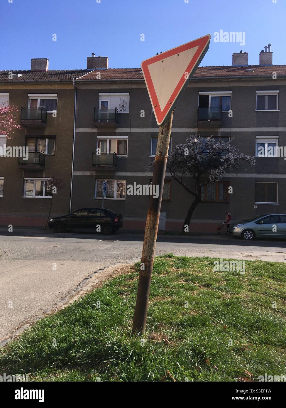 L'ultimo post a strisce dare modo segnale di traffico comune negli anni '60, Sopron, Ungheria - Immagine stock catturata con smartphone