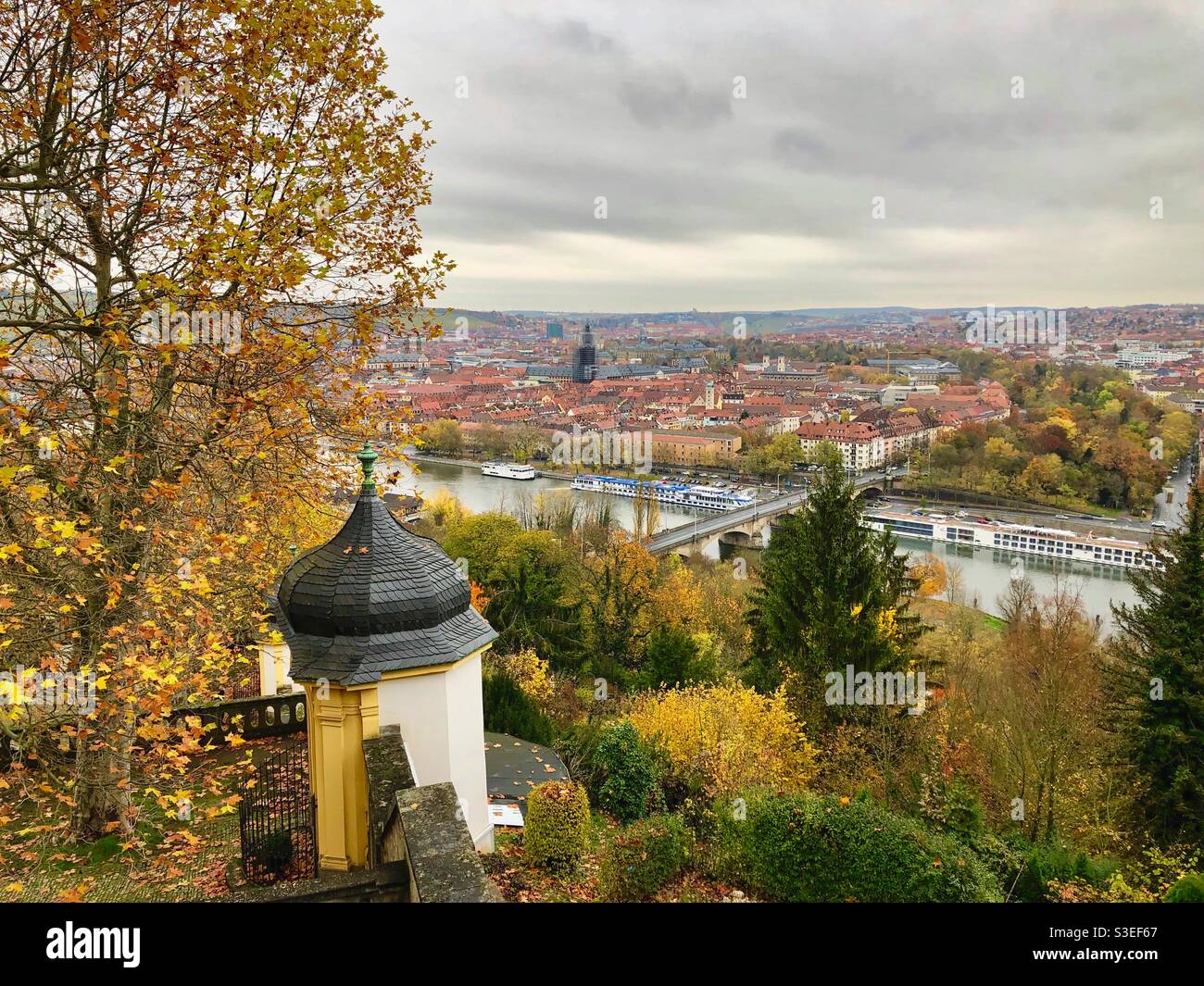 Vista sulla città d'autunno a Würzburg e sul fiume meno dalla collina di Käppele, in Germania. - Immagine stock catturata con smartphone