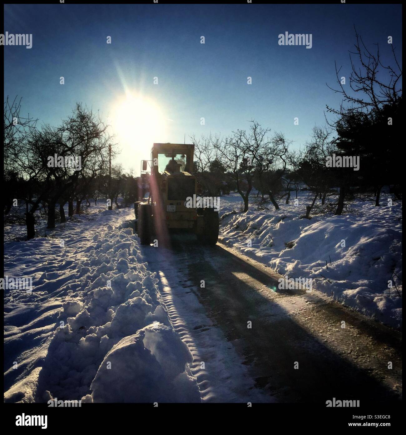 Spazzaneve strade di sgombero dopo Storm Filomena, Catalogna, Spagna. - Immagine stock catturata con smartphone