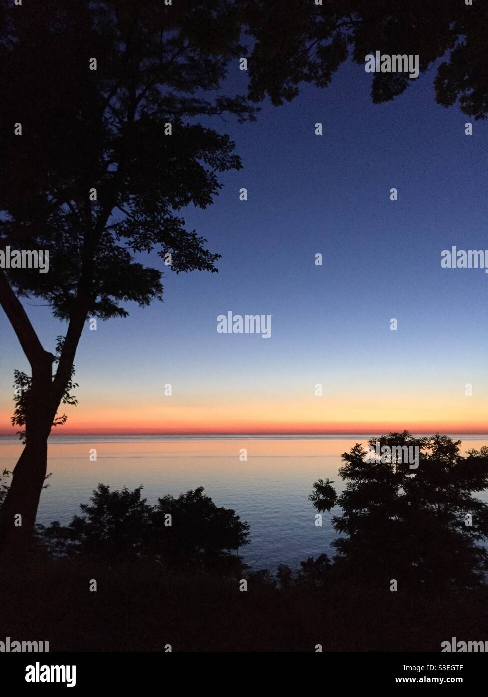 Dopo il tramonto del lago Michigan, con serenità e tranquillità. Foto Stock