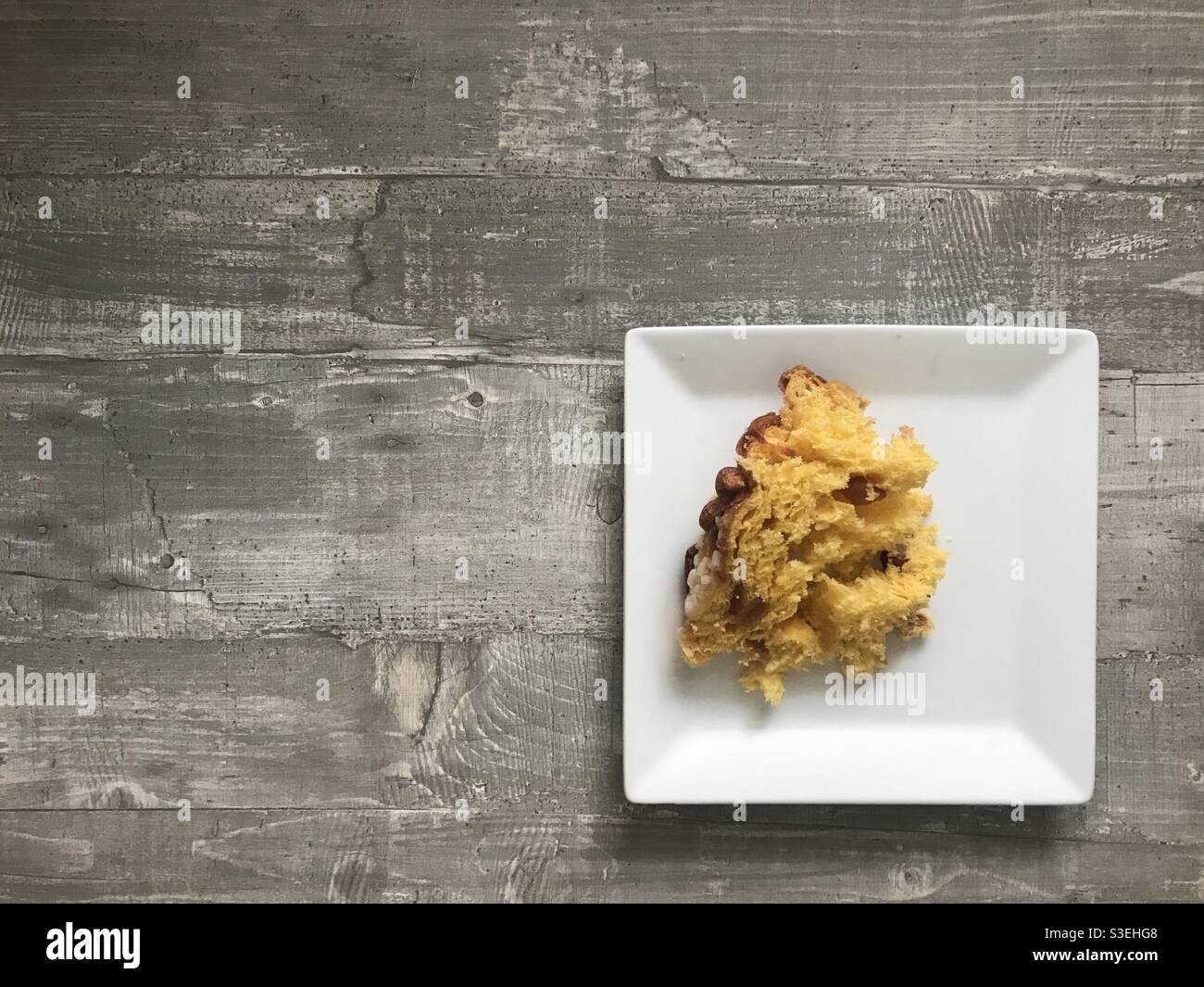 Una fetta di torta di Pasqua colomba italiana contro un legno sfondo Foto Stock