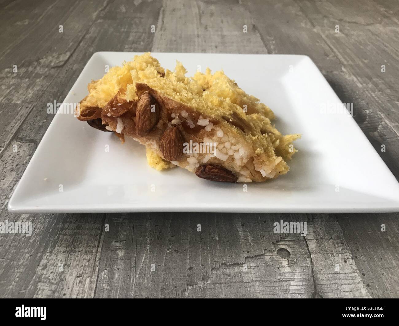Immagine in primo piano di una fetta di torta di Pasqua colomba italiana Foto Stock