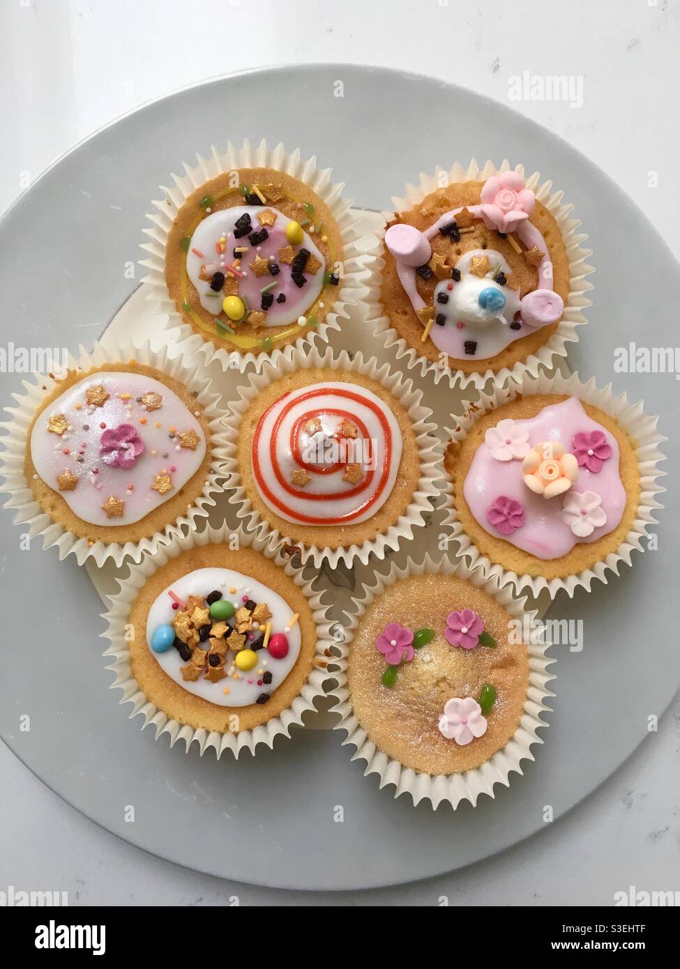 Piatto di divertenti cupcake per bambini decorati Foto Stock