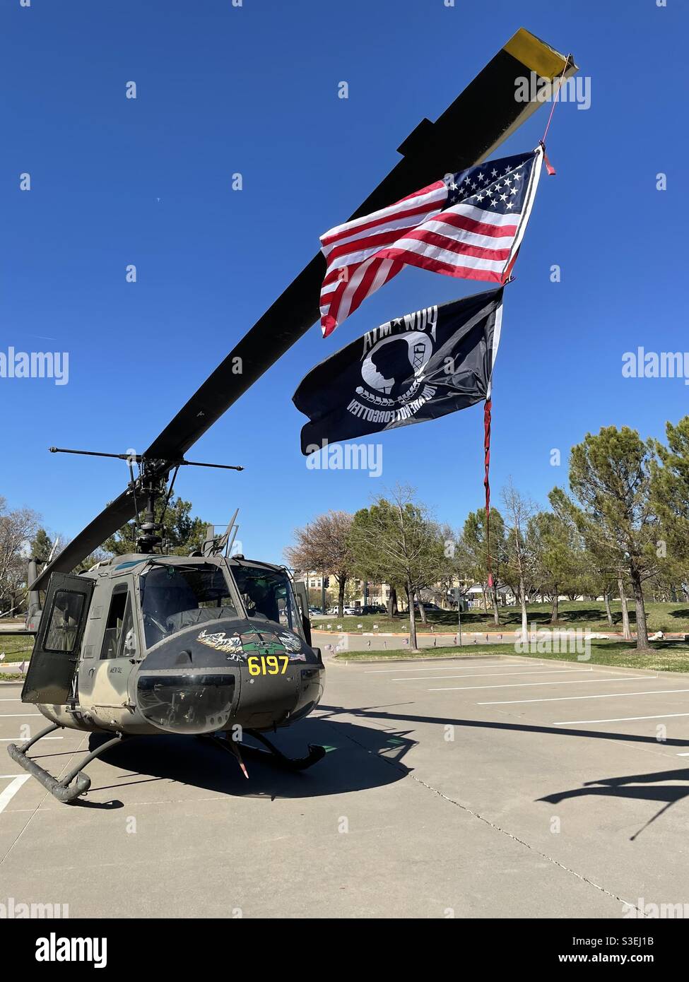 Elicottero d'epoca Vietnam "Huey" un Bell UH-1 Iroquois, Huey 197 è stato assegnato alla compagnia di assalto aereo in Vietnam da ottobre ‘68 a ‘71. Vengono visualizzati i flag US e POW mia. Foto Stock