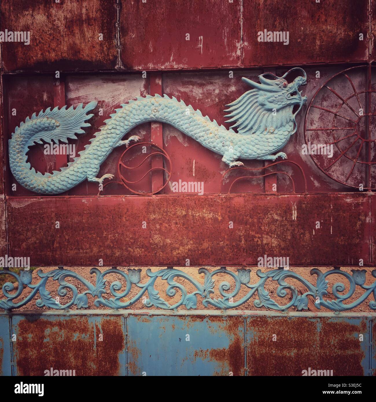 Gatekeeper: Un drago in ferro adorna un cancello, una pratica comune tra le comunità cinesi in Asia. Foto Stock