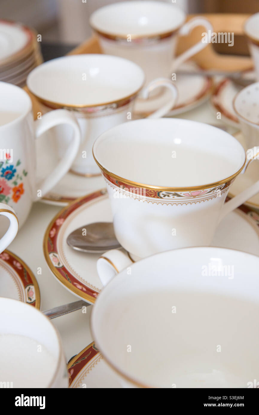 File di coppe da tè inglesi vintage cina a osso vuoto e. sorgenti su un vassoio del caffè Foto Stock
