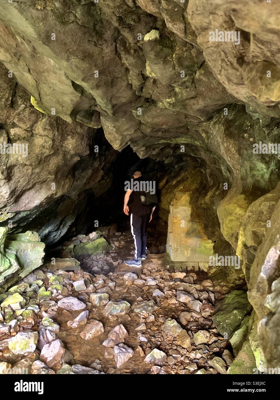 Entrando in una grotta, Inghilterra, Regno Unito Foto Stock