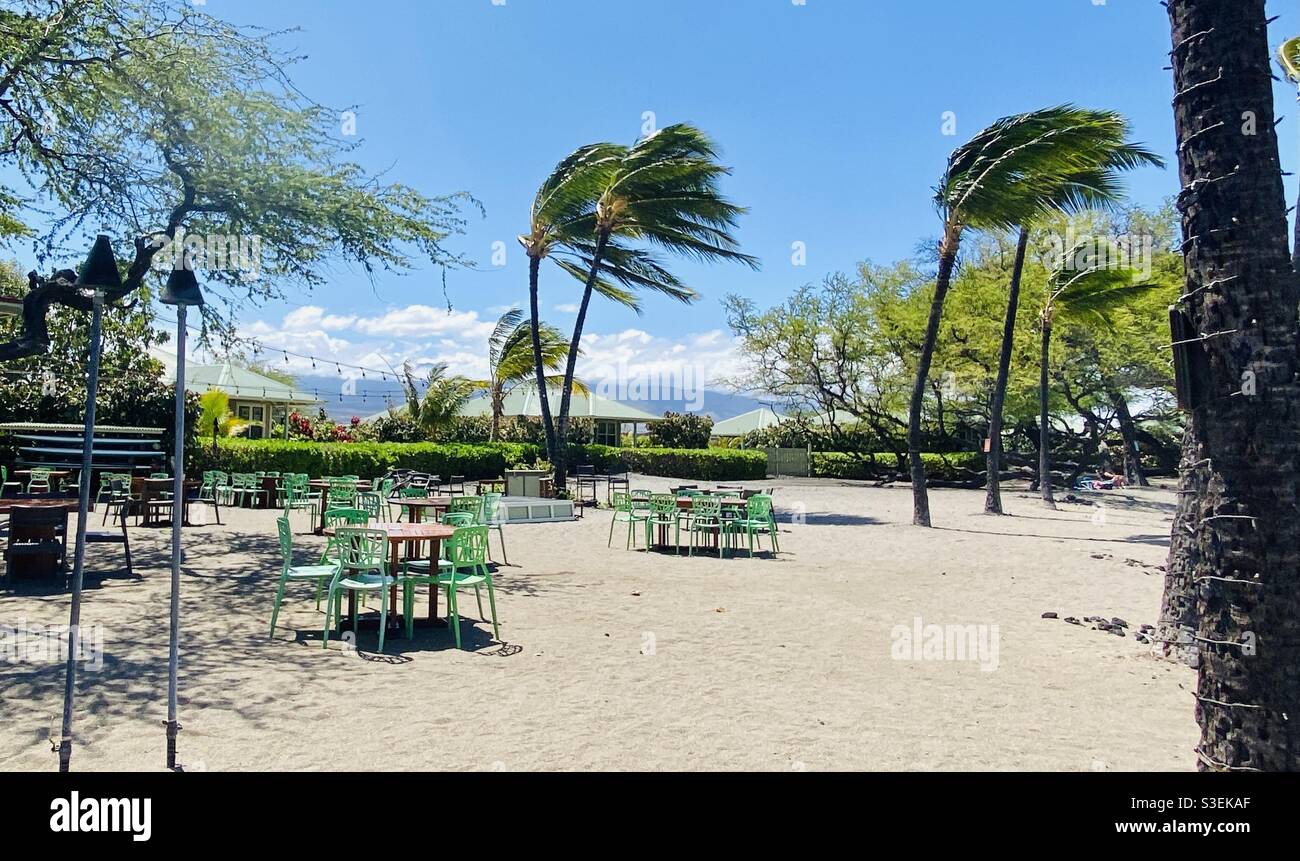 I tavoli nel famoso Lava Lava Beach Club a Waikoloa, Hawaii, nel lato sinistro/asciutto/Kona della grande isola, con cabanas resort privato sullo sfondo Foto Stock