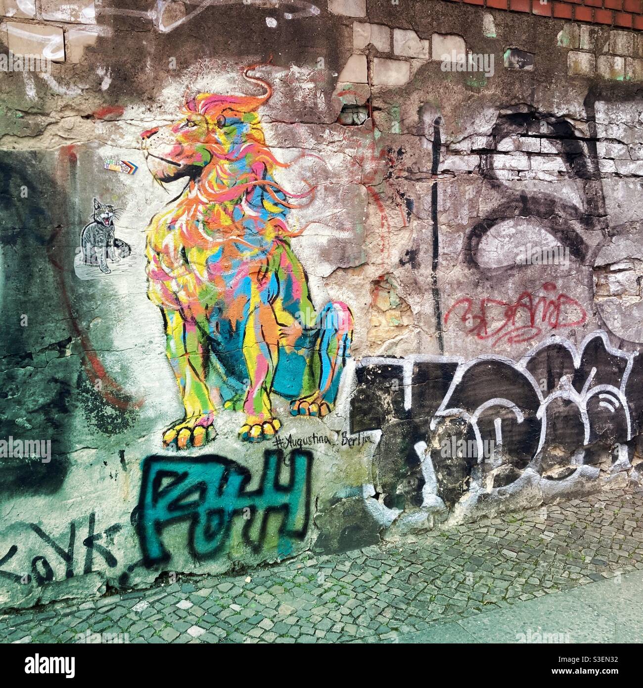 Un colorato Leone Graffiti di Augustina Berlin su un muro di mattoni nel quartiere berlinese di Kreuzberg, Germania Foto Stock