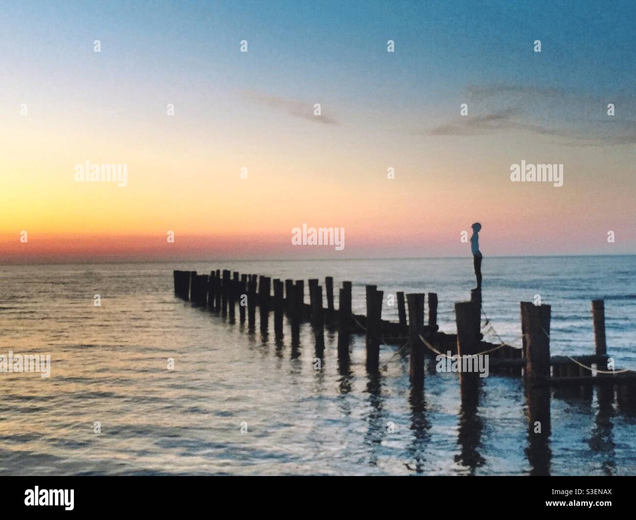 Calmare Mar Baltico al tramonto con Groyne in legno - Immagine stock catturata con smartphone