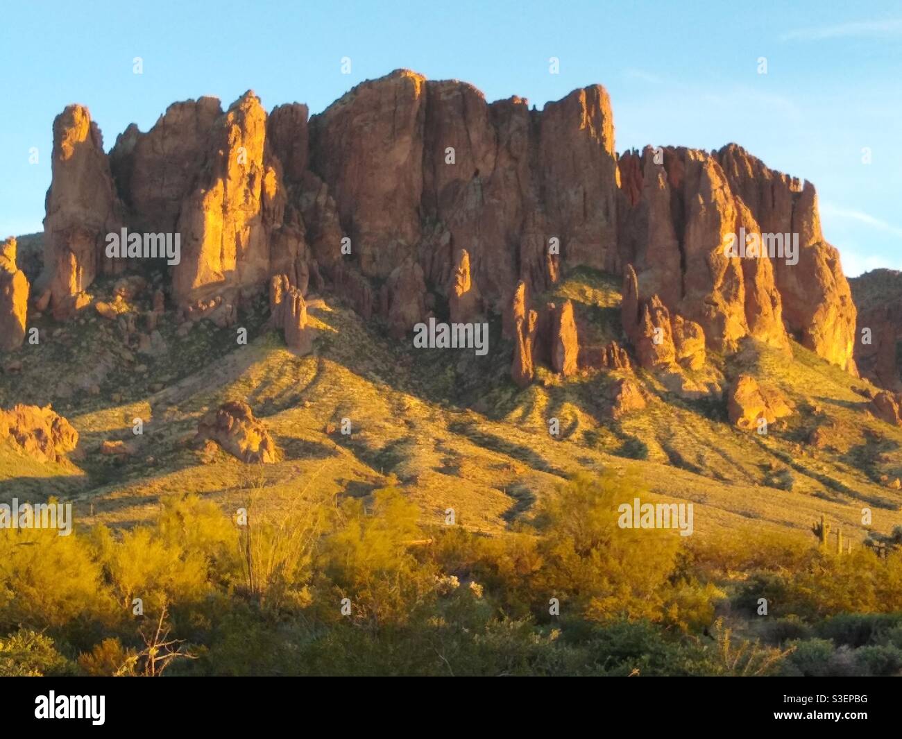 Superstizione montagna in Apache Junction, Arizona. La formazione rocciosa nota come "mani di preghiera" è visibile a sinistra. Foto Stock