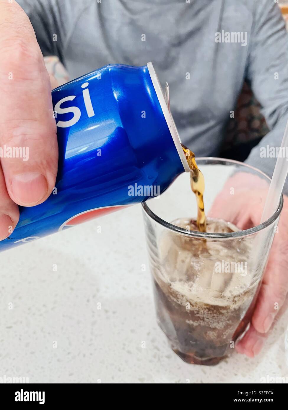 Mano versando UNA lattina di Pepsi in un bicchiere ghiacciato, USA Foto Stock