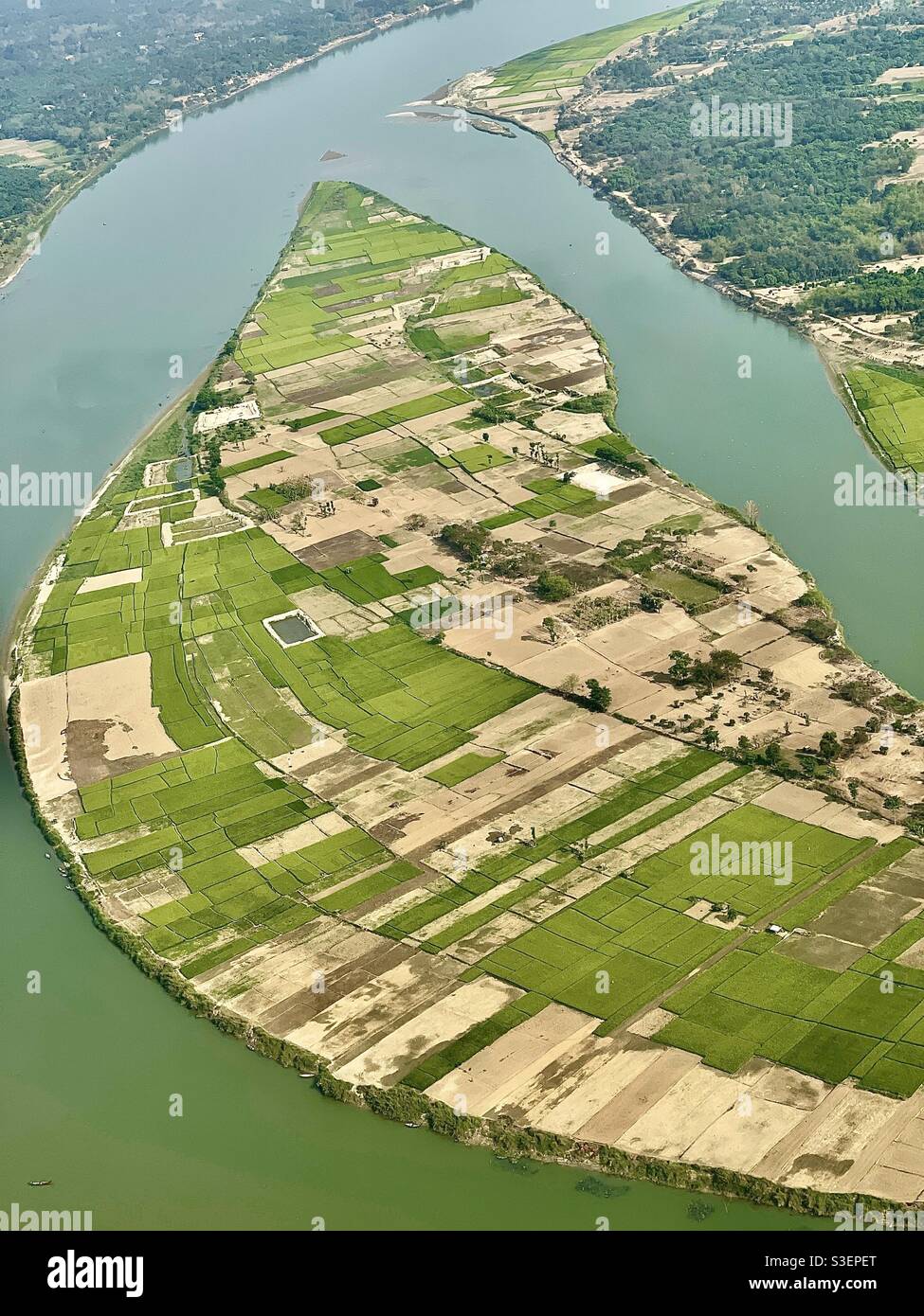 Una fotografia aerea del fiume Hooghly nel Bengala occidentale con una piccola isola agricola Foto Stock