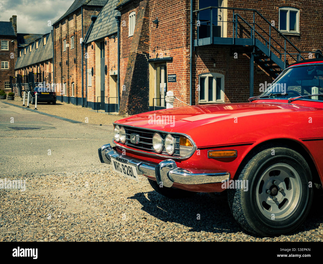 Un Triumph Stag parcheggiato a Snape Maltalings a Suffolk, Inghilterra - Immagine stock catturata con smartphone