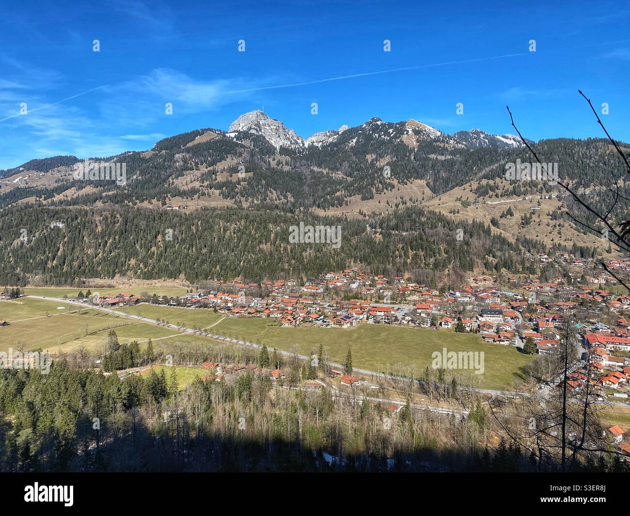 Vista sul monte Wendelstein (1838 m) e sulla città di Bayrischzell, Germania. Foto Stock