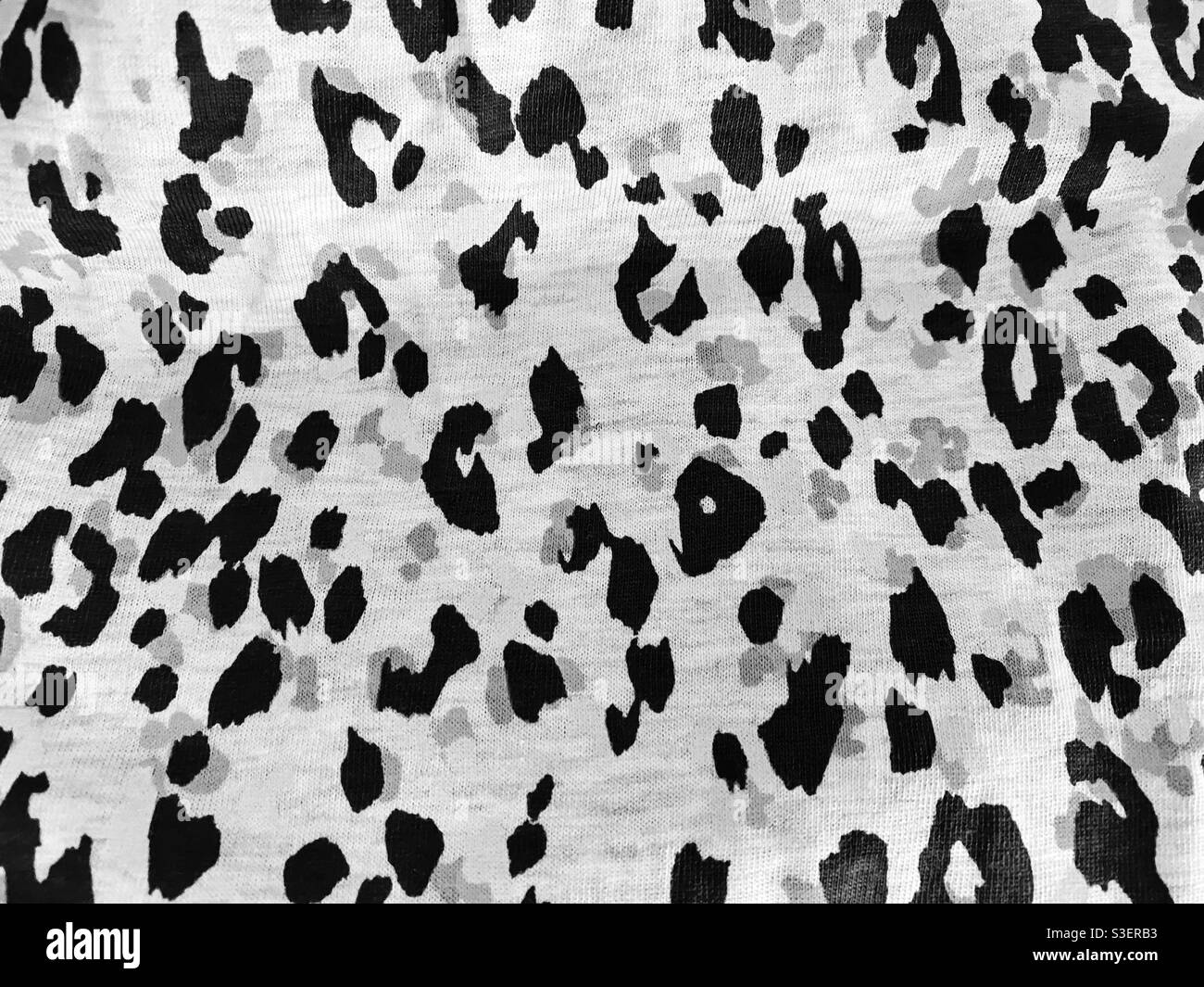 Un motivo di sfondo con stampa animale in bianco e nero su un tessuto Foto Stock