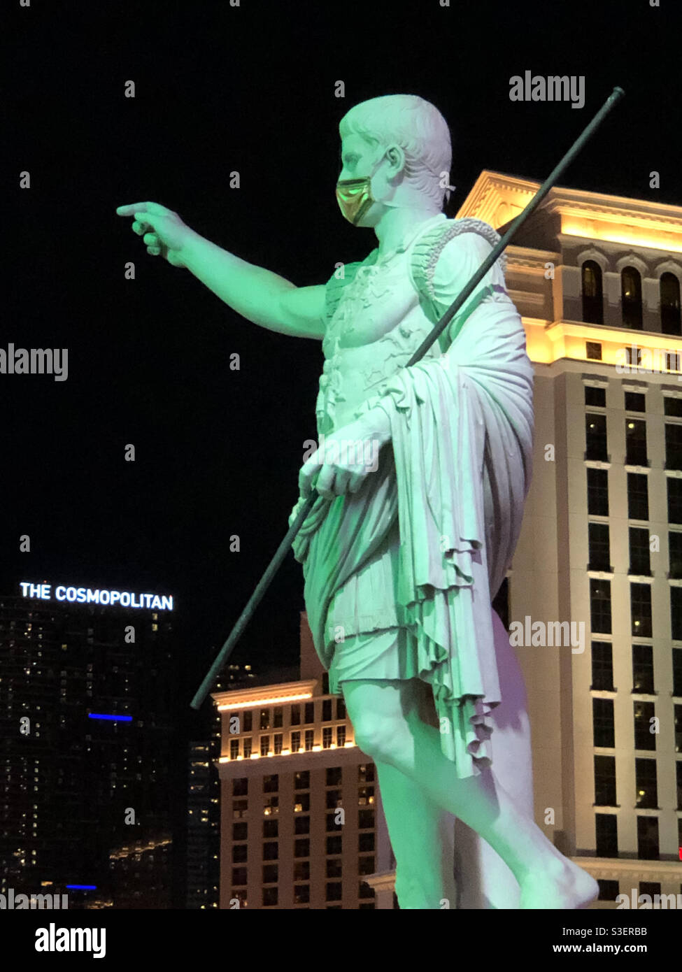 Las Vegas, Stati Uniti. 11 aprile 2021. A tarda notte sulla Strip di Las Vegas, una statua romana al Caesars Palace con indosso una maschera Covid. Foto Stock