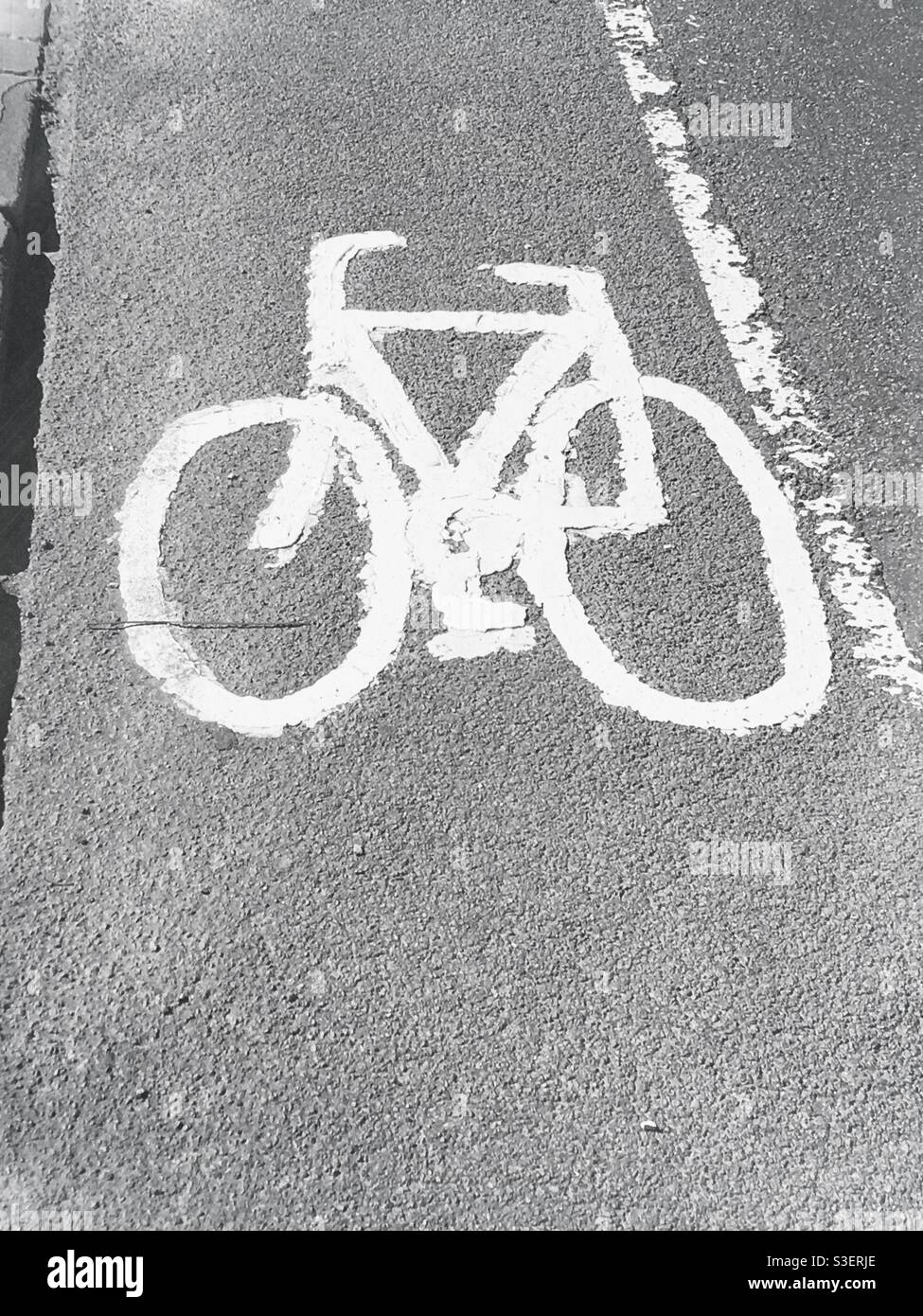 Bristol, Regno Unito - Aprile 2021: Simbolo della corsia in bicicletta in vernice bianca su una superficie stradale asfaltata a Bristol, Inghilterra, Regno Unito Foto Stock