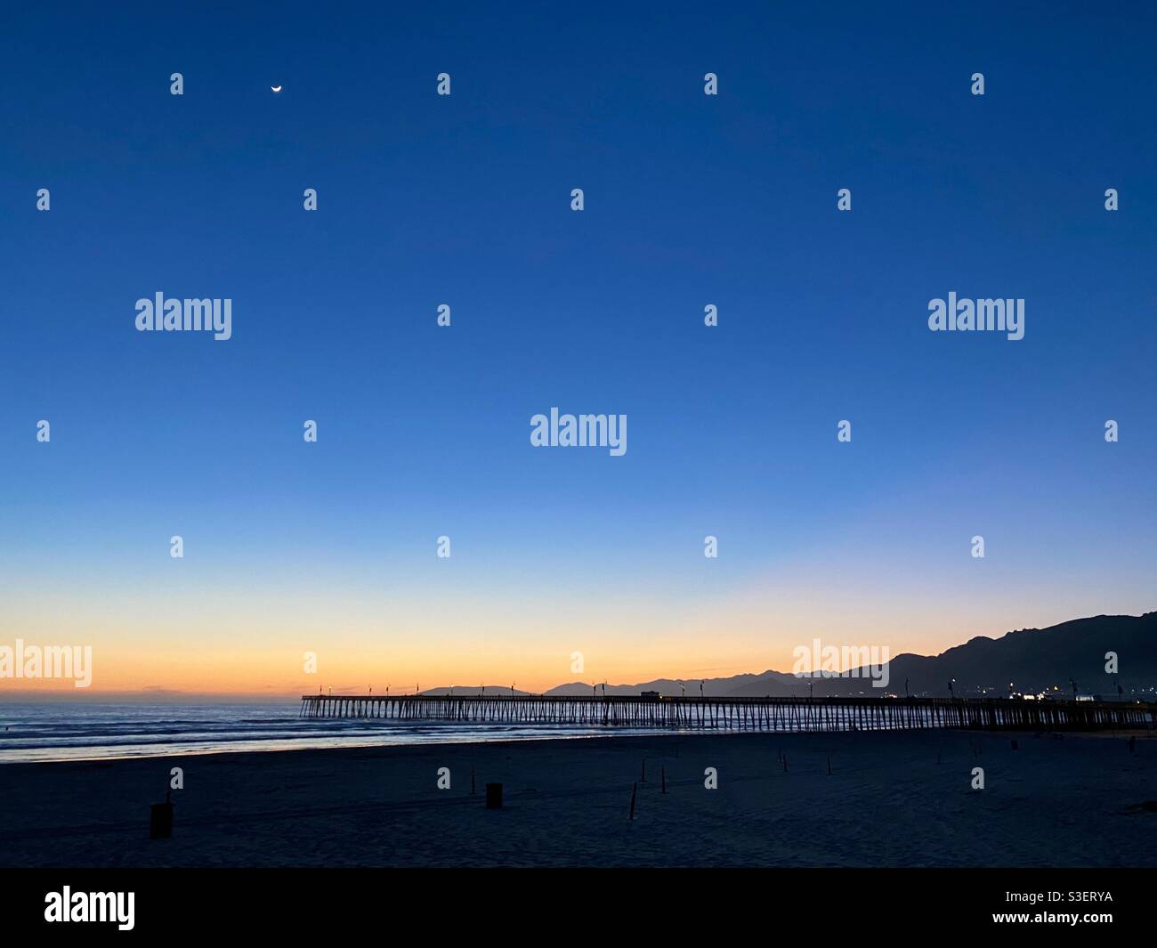 Luna sopra il molo a Pismo Beach California Foto Stock
