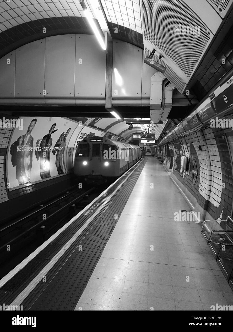 Treno della metropolitana di Londra in arrivo alla stazione Piccadilly Circus Foto Stock