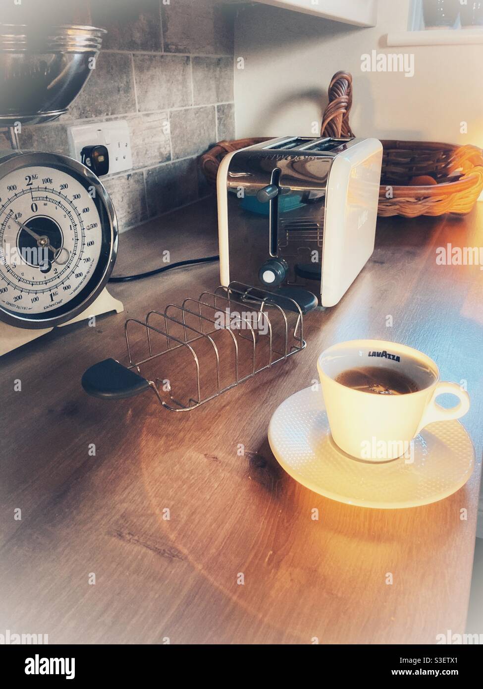 Caffè espresso mattutino in una tazza bianca e nido di piattino al  tostapane e alla bilancia da cucina Foto stock - Alamy