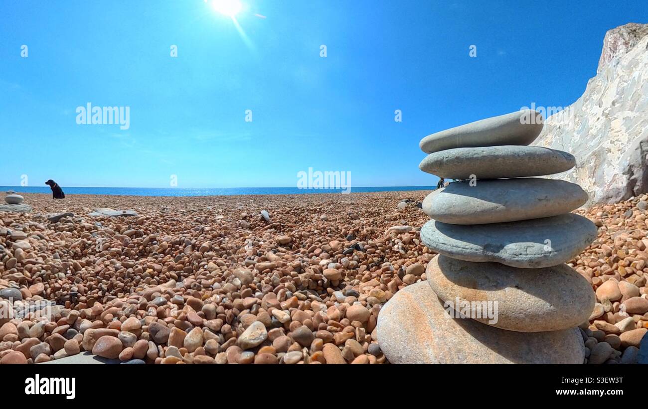 Ciottoli piramidali di pietra sulla spiaggia Golden cap in Dorset United Regno - Immagine stock catturata con smartphone