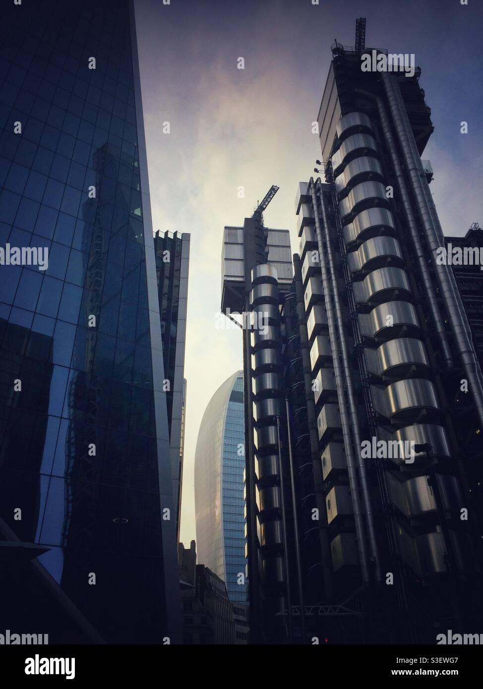 Una vista tra il Willis Building (a sinistra) e il Lloyds Building (a destra) guardando verso l'edificio Walkie Talkie nella città di Londra. Foto Stock