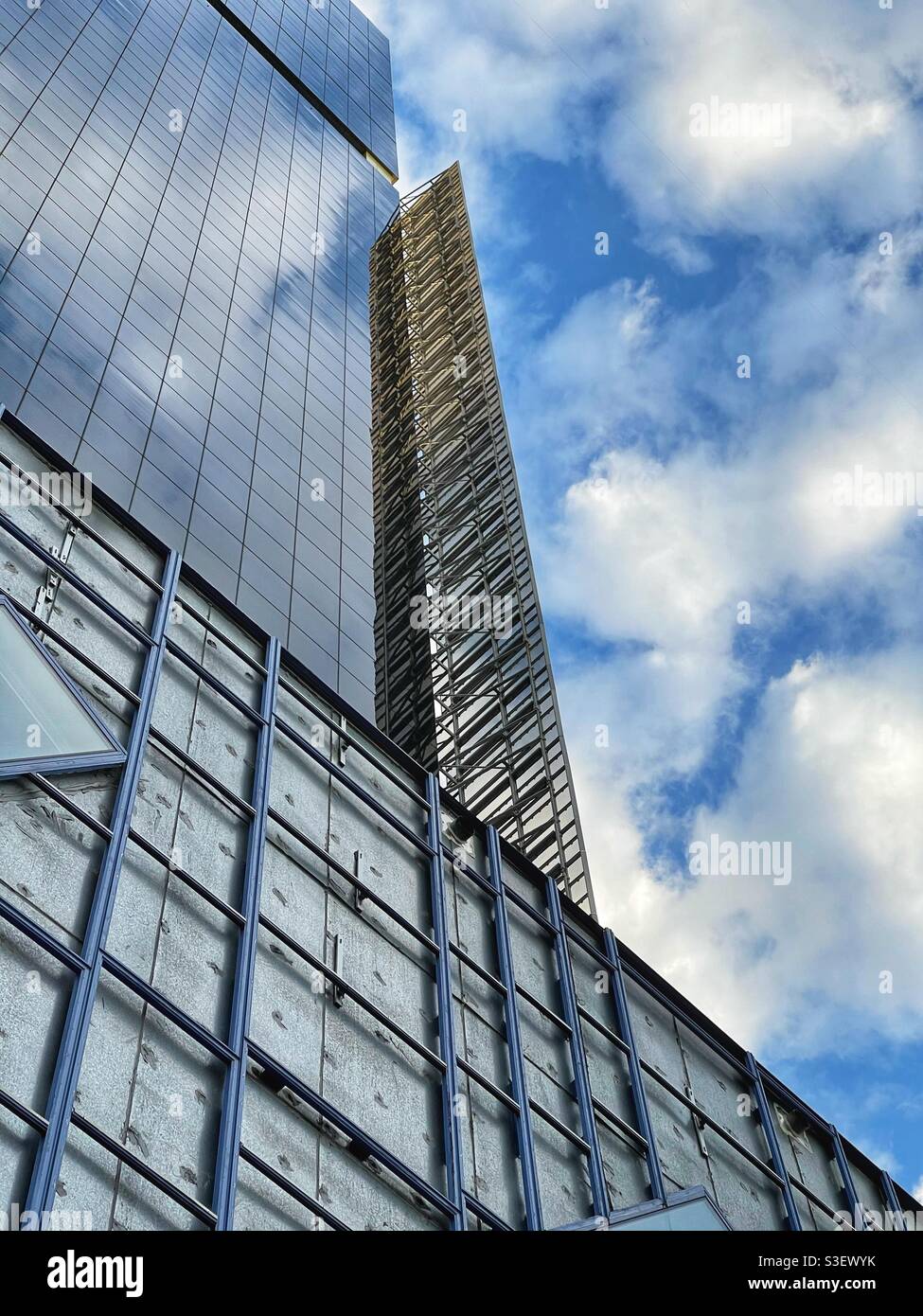 Edifici e cielo nuvoloso a Brisbane, Queensland, Australia Foto Stock