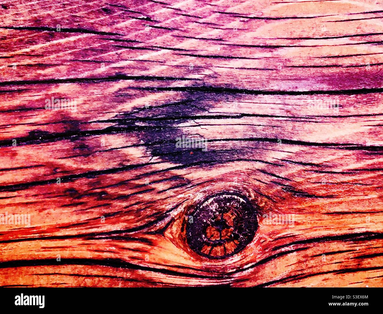Grana legno con nodo, immagine ravvicinata con miglioramenti colore arancio e rosso Foto Stock