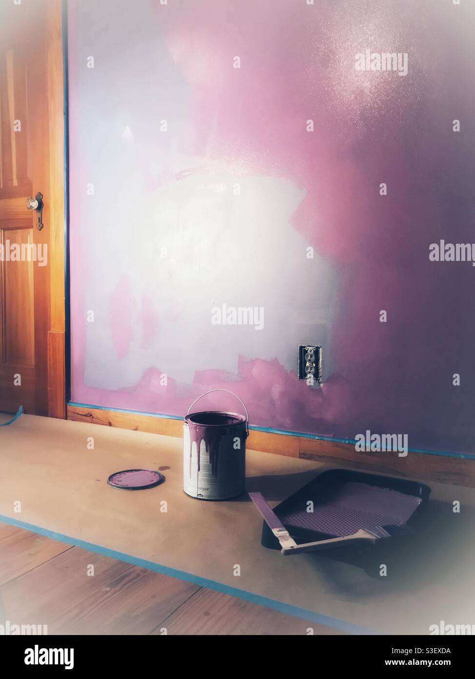 Vernice viola - vernice lattine e vassoio accanto a parete parzialmente verniciata Foto Stock