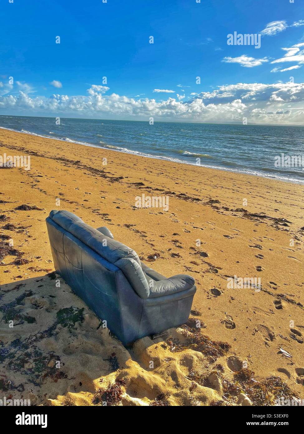 Divano abbandonato sulla spiaggia, Margate, Queensland, Australia - Immagine stock catturata con smartphone