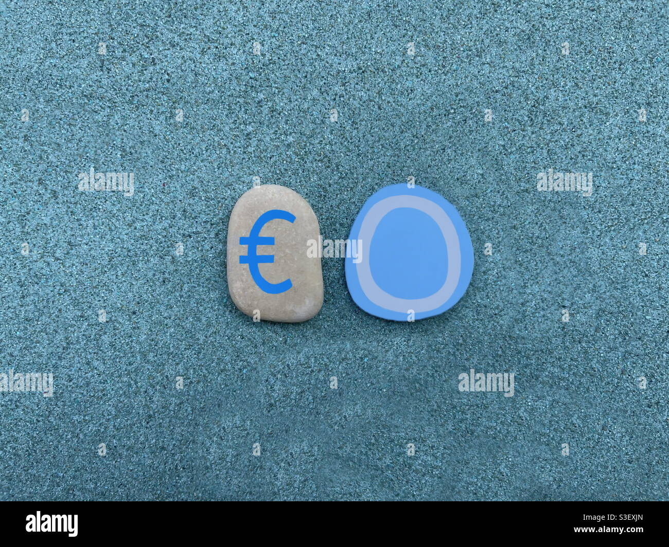 Euro zero, nessun guadagno, composizione creativa con pietre fatte a mano su sabbia verde Foto Stock
