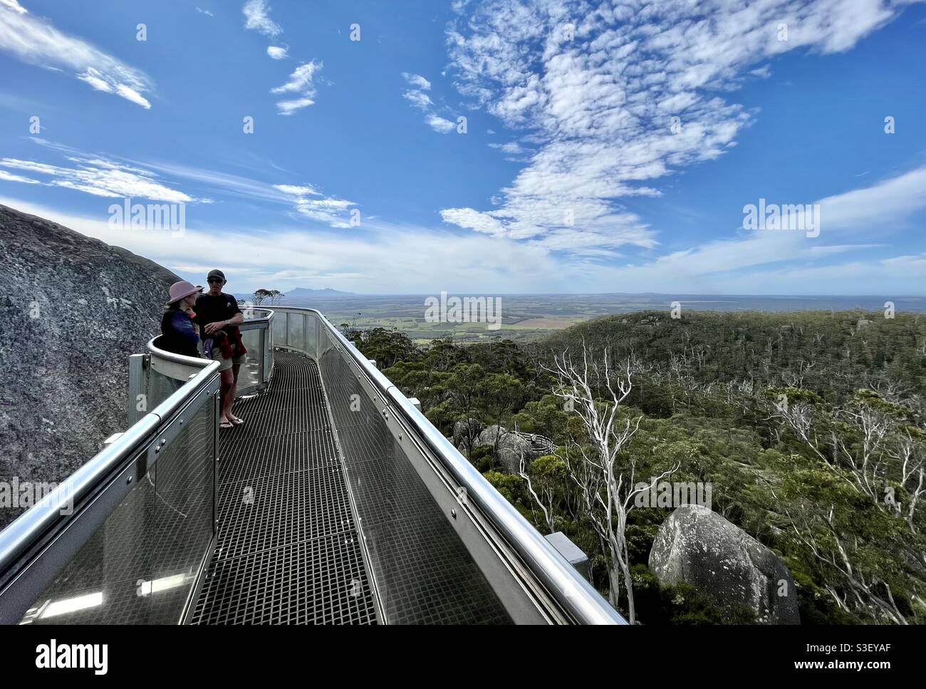 Turisti che si trovano sulla Granite Skywalk in cima al Castle Rock Nel Porongurup Range nella Grande Regione del Sud vicino Albany Australia Occidentale Foto Stock