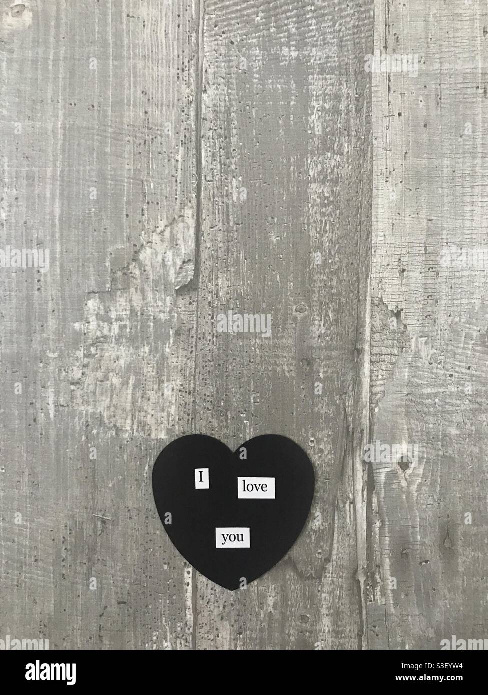 Ti amo segno del cuore su uno sfondo di legno - Immagine stock catturata con smartphone