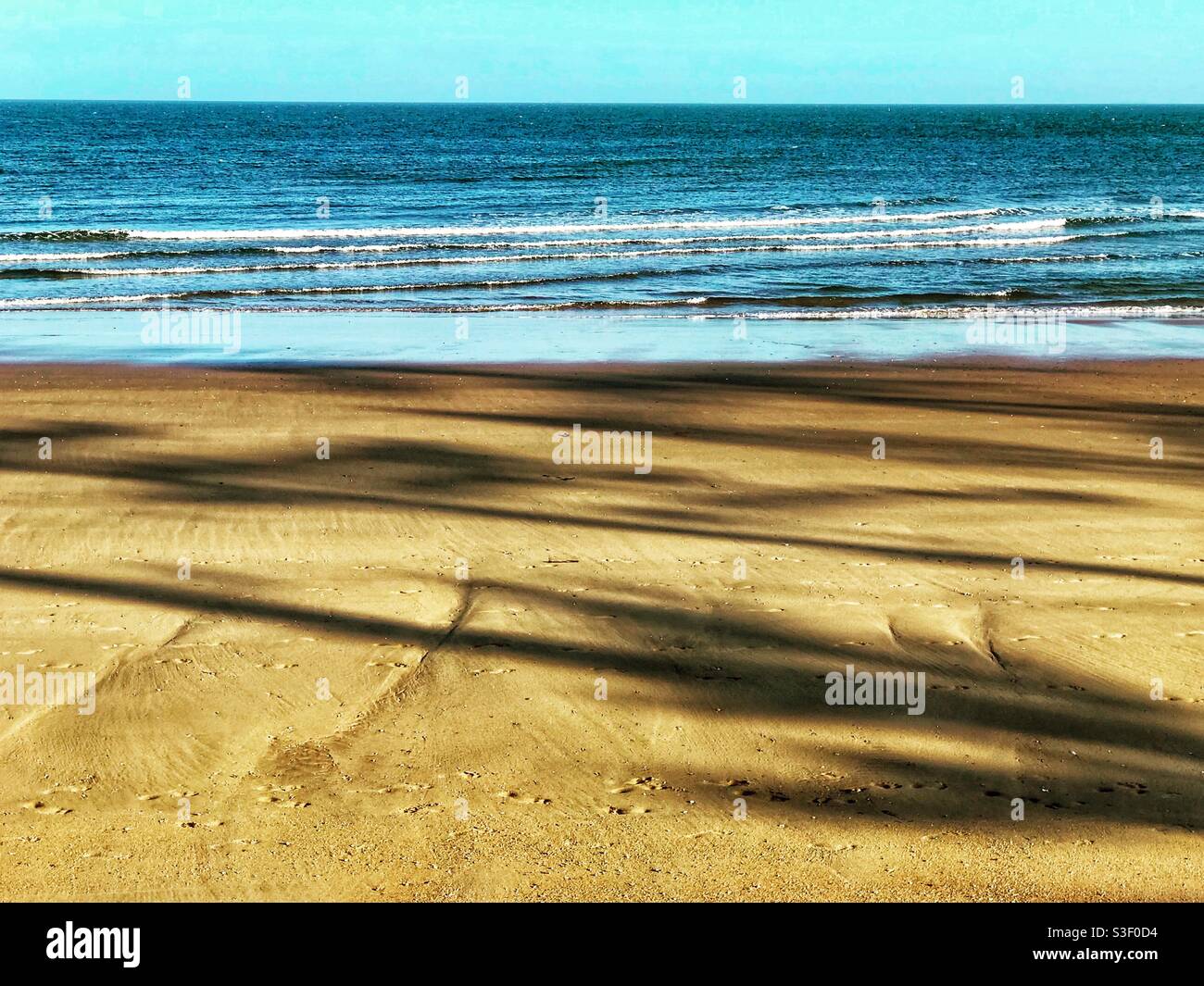 Ombre sulla spiaggia, Margate, Queensland, Australia - Immagine stock catturata con smartphone