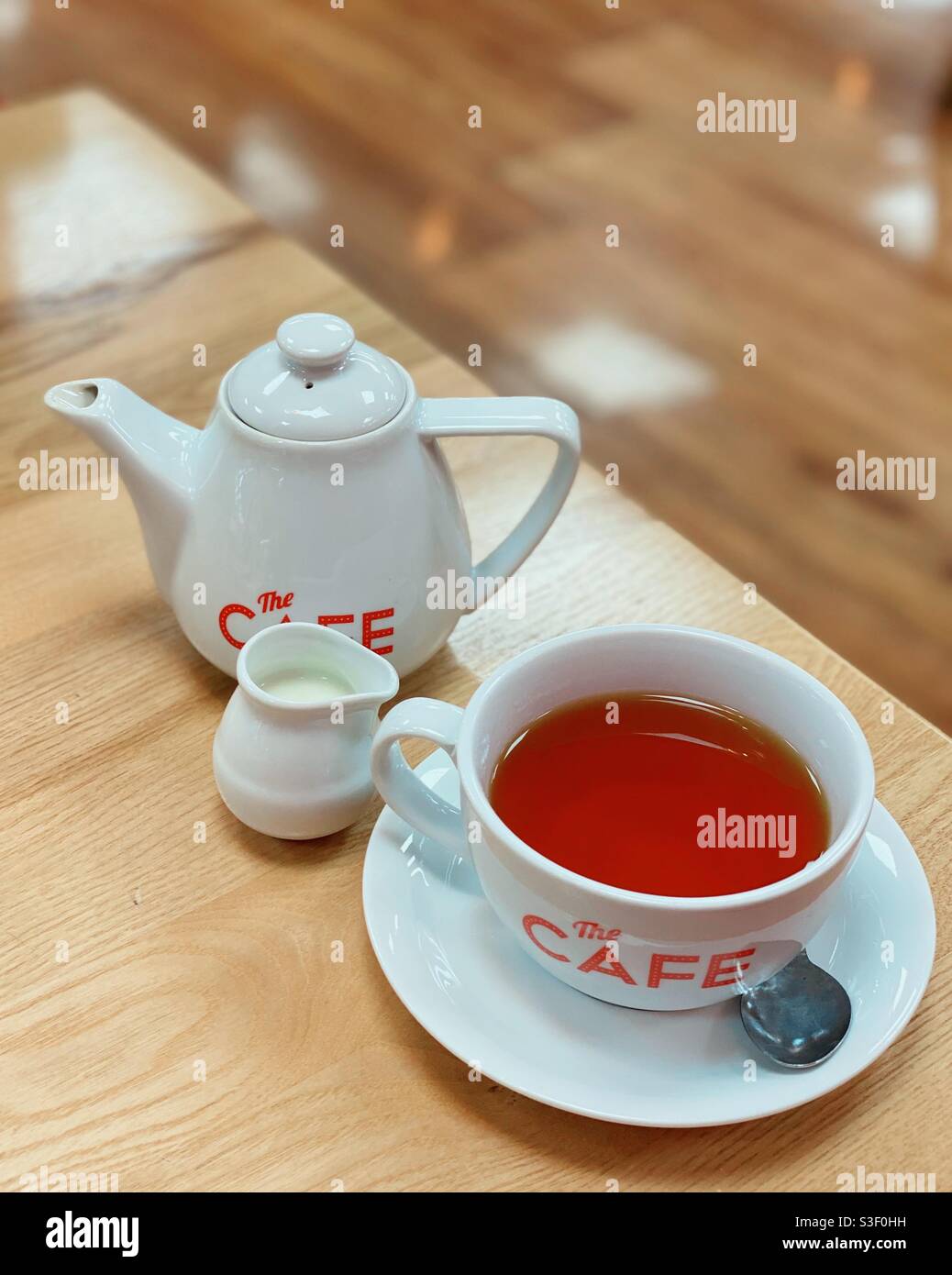 Tazza di tè e latte Foto Stock