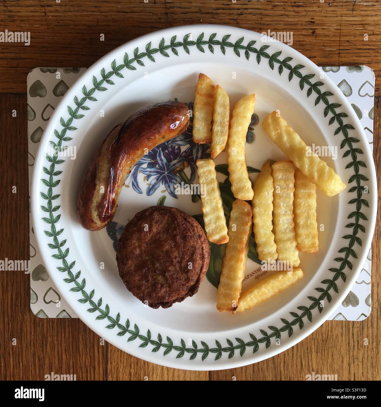 Cucina tedesca. Frikadelle pomme frites bratwurst su un piatto da pranzo - Immagine stock catturata con smartphone