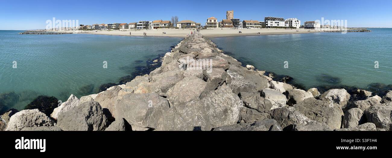 Panorama di Carnon-plage preso da un molo di roccia frangiflutti La riva del mare Mediterraneo Foto Stock