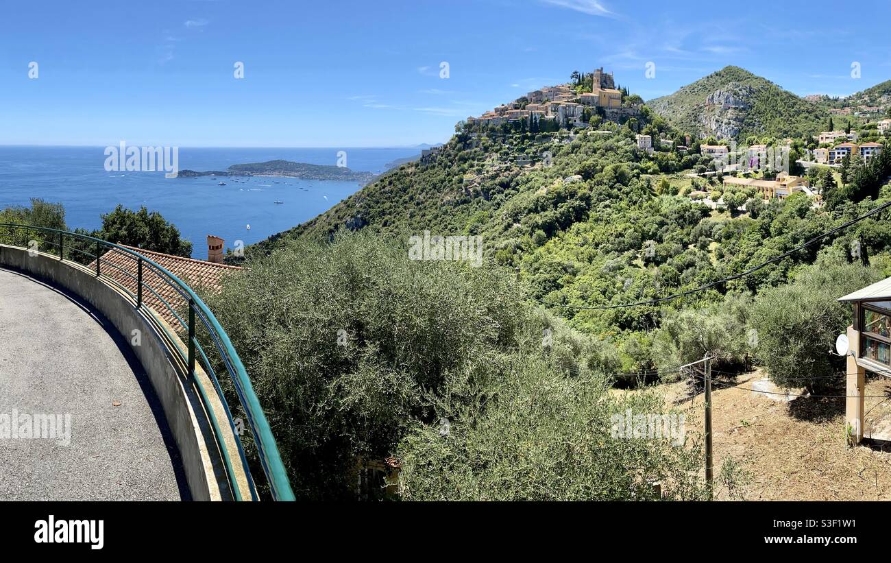 Bellissimo villaggio che sovrastano il Mar Mediterraneo, vicino a Monaco e Nizza, nel sud della Francia - Immagine stock catturata con smartphone
