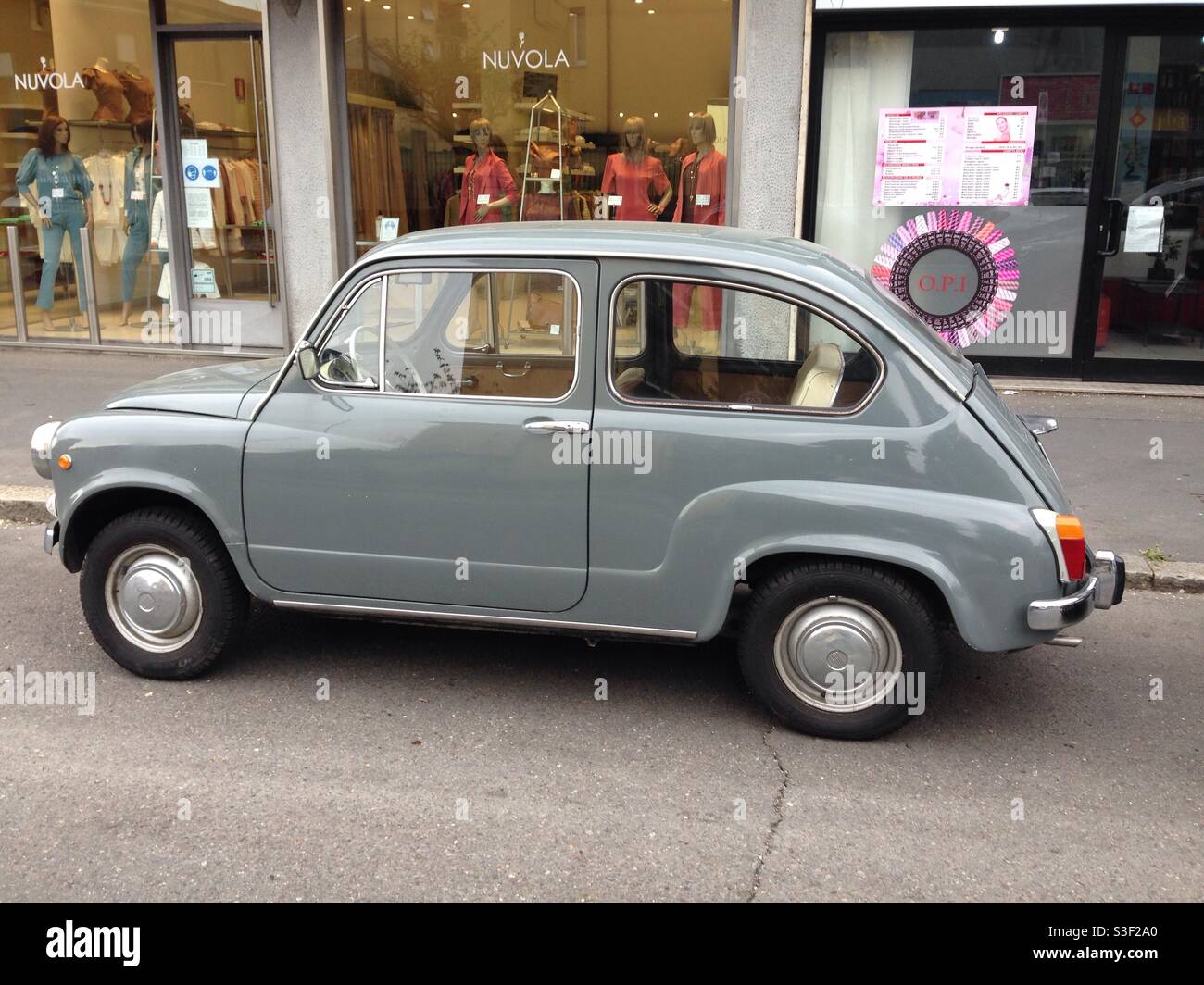 Vecchia FIAT 600 in via Baggio, Milano, Italia, 2021. Foto Stock