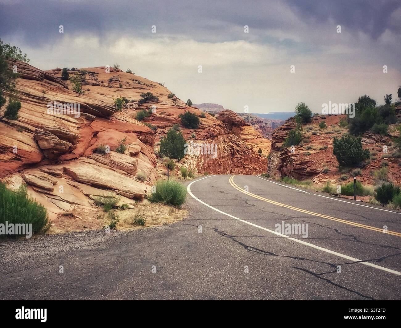 Taglio di roccia su una strada panoramica in Utah - Immagine stock catturata con smartphone